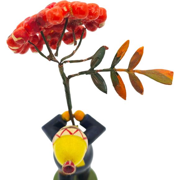 Vintage WEHA-Kunst Erzgebirge Wooden Child Figurine Boy/Girl with Rowan Berries - Picture 12 of 15